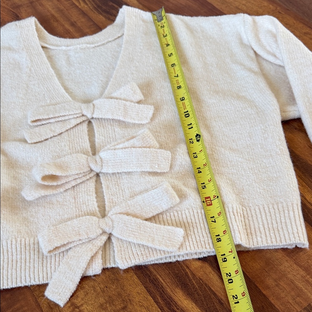 Cream Cropped Sweater with Bow Accents sz S - Picture 5 of 11